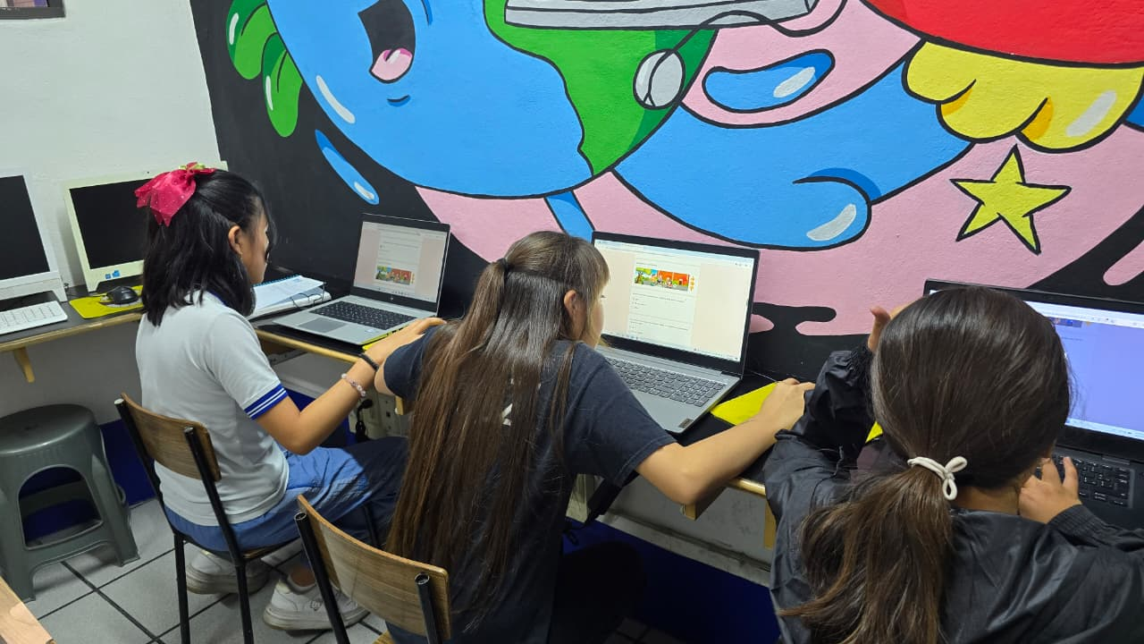 Clase de computación del Colegio Nueva Era Americano